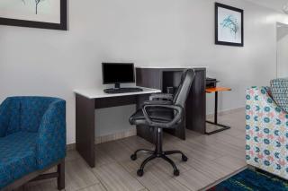 La Quinta by Wyndham Woodward - 3