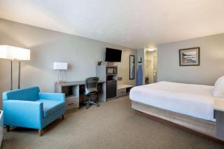 Days Inn & Suites by Wyndham Moncton - Moncton - 1