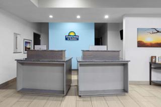 Days Inn & Suites by Wyndham Lubbock Medical Center - Lubbock - 2