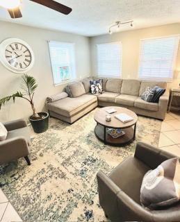 30 Sec to the Beach, Sun, Sand & Sunrises with a Family & Pet Friendly Backyard! - Carolina Beach - 9