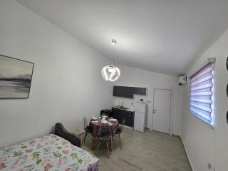 FAMILY HOUSE-Mirovica - Rap - 7