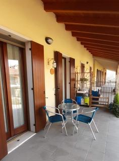 Kiss Kiss Corner - 2