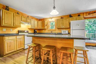 Peaceful Wautoma Retreat with Deck on 10 Acres! - 2