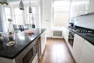 Contemporary 3 double bedroom 2 bathroom Haven in the heart of Chelsea Exquisite London Apartment with a Designer's Touch - London - 4