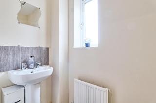 ESSEX Basildon 4 bedroom house 2 half bath - Basildon - 5