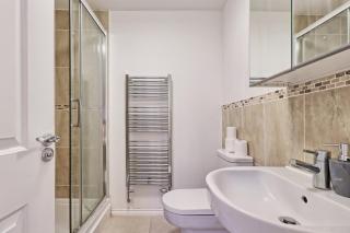 ESSEX Basildon 4 bedroom house 2 half bath - Basildon - 4