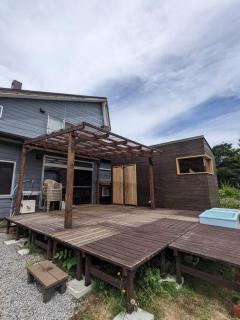 雨の日でもバーベキューで余市の食と海を楽しめる屋根付きウッドデッキと広い庭のくつろげる貸切一軒家 - Oshoro - 1