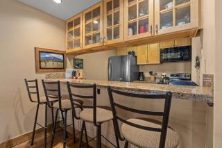 Great Rates! - Pool and Hot Tub, Short Walk to Slopes, Private Washer & Dryer - 1
