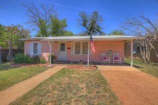 Marilyn House iconic charm 3 mins to downtown! - Fredericksburg - 0