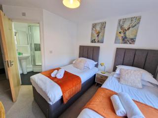 Spacious Apartment in Old Town Stevenage SG1 with Free Parking, and Free Wi-Fi by White Orchid property Relocation - 0