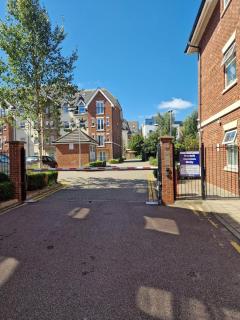 Spacious Apartment in Old Town Stevenage SG1 with Free Parking, and Free Wi-Fi by White Orchid property Relocation - Stevenage - 6