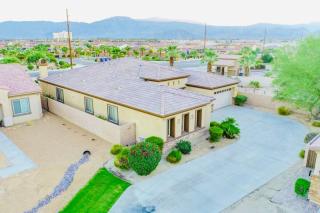 At Colossus with Pool Spa and Game Room - Indio - 3