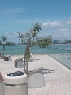 NA BEIRA MAR DE PAJUCARA- EDIF NEO- APARTAMENTO QUARTO E SALA - POSSUI VARANDA- VISTA LATERAL DO MAR-RUA JULIO PLECH FILHO 60 ESQUINA COM AVENIDA DOUTOR ANTONIO GOUVEIA - CONSUMO ELETRICO É PAGO No CKECK-OUT - 1 KWH É 1,35 REIAS - TEM TELA DE PROTEÇÃO - Maceió - 1