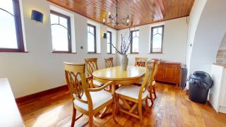 Spacious 4-Bedroom Penthouse Sleeps 8 - Great City View and Free Parking - 3