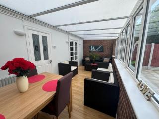 Charming 3-Bedroom Retreat with Modern Comforts - South Ockendon - 2