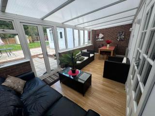 Charming 3-Bedroom Retreat with Modern Comforts - South Ockendon - 1