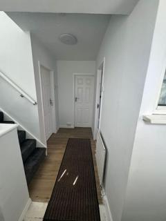 Charming 3-Bedroom Retreat with Modern Comforts - South Ockendon - 4