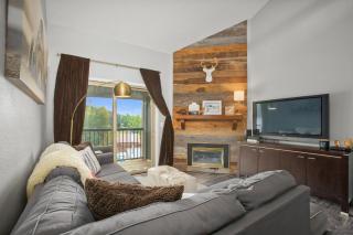 Swimming Pool & 2 Hot Tubs, Outdoor Fireplace by picnic area, On Free Bus Route - 5