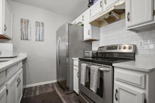 Swimming Pool & 2 Hot Tubs, Outdoor Fireplace by picnic area, On Free Bus Route - 3