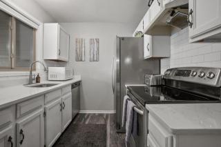 Swimming Pool & 2 Hot Tubs, Outdoor Fireplace by picnic area, On Free Bus Route - 2