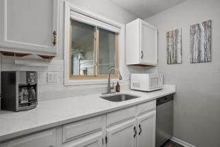 Swimming Pool & 2 Hot Tubs, Outdoor Fireplace by picnic area, On Free Bus Route - 1