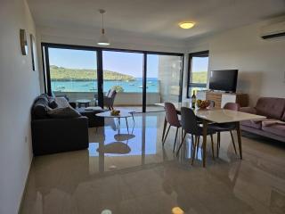 Apartman Hela s direktnim pogledom na more i zajedničkim bazenom - Banjole - 9
