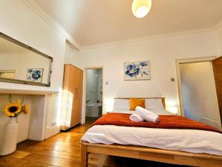 4 Bedroom, 3 Bathroom Private House in Central London, 3 minutes walk to Edgware Road Station - 9