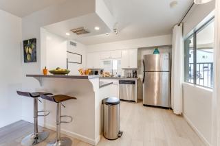 Chic Scottsdale Condo with Pool - Walk to Old Town! - Scottsdale - 3