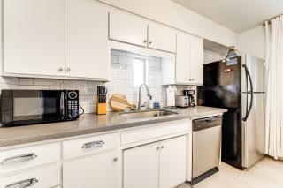 Chic Scottsdale Condo with Pool - Walk to Old Town! - Scottsdale - 1