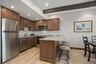 Pool, Hot Tub, Wood Burning Fireplace, Freshly Remodeled Summer 2022 - 7