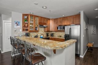 Outdoor Pool and Hot Tub, Gas Grill on Patio, Private Washer & Dryer - 7