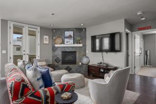 Outdoor Pool and Hot Tub, Gas Grill on Patio, Private Washer & Dryer - 1