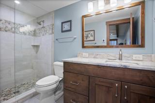 Pool, Hot Tub, Wood Burning Fireplace, Freshly Remodeled Summer 2022 - 1