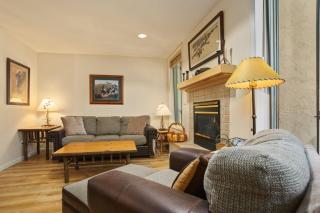 Outdoor Pool, Private Washer & Dryer, Walk to Everything, Affordable Rates - 8