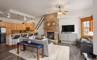 Shared Hot Tub,1 Car Garage, Dining & Grocery, Walk to Shops, On Bus Route - 9