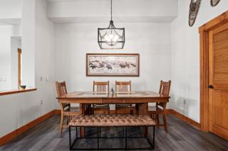 Shared Hot Tub,1 Car Garage, Dining & Grocery, Walk to Shops, On Bus Route - 8