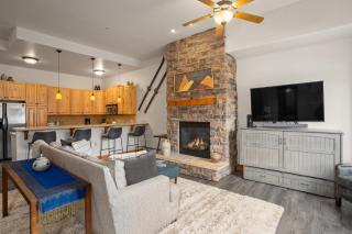Shared Hot Tub,1 Car Garage, Dining & Grocery, Walk to Shops, On Bus Route - 4