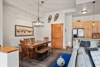 Shared Hot Tub,1 Car Garage, Dining & Grocery, Walk to Shops, On Bus Route - 1