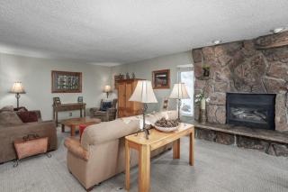 Outdoor Hot Tub, Ski right to & from your door, Private Shuttle - 7