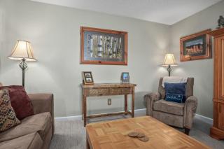 Outdoor Hot Tub, Ski right to & from your door, Private Shuttle - 3