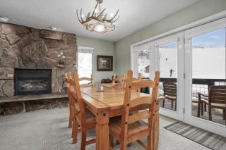 Outdoor Hot Tub, Ski right to & from your door, Private Shuttle - 2