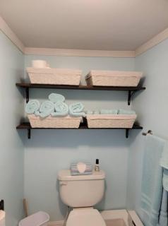 Picturesque lake-front cottage close to amenities - 9