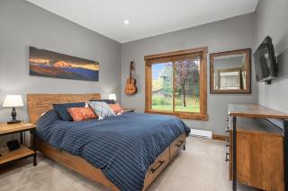 Private Washer & Dryer, Outdoor Pool and Hot Tub, Nicely Updated, Free Bus Route - 8