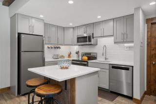 Private Washer & Dryer, Outdoor Pool and Hot Tub, Nicely Updated, Free Bus Route - 6