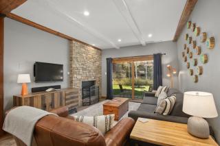 Private Washer & Dryer, Outdoor Pool and Hot Tub, Nicely Updated, Free Bus Route - 5