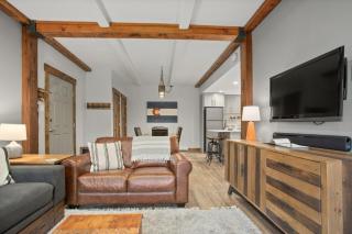 Private Washer & Dryer, Outdoor Pool and Hot Tub, Nicely Updated, Free Bus Route - 3