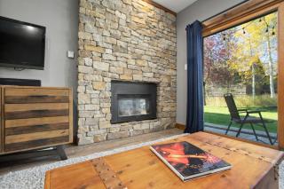 Private Washer & Dryer, Outdoor Pool and Hot Tub, Nicely Updated, Free Bus Route - 2