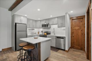 Private Washer & Dryer, Outdoor Pool and Hot Tub, Nicely Updated, Free Bus Route - 1