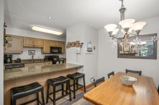 Hot Tub, Free Bus Route, Private Shuttle in Winter, Convenient Location - 2