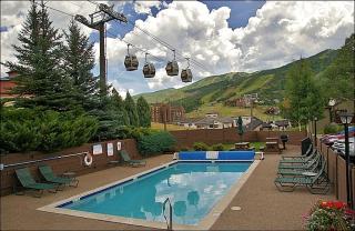 Perfect for 2 couples Plus 2-4 singles or kids - Walk to Gondolas, Heated Pool & Hot Tubs - 9